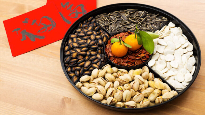 Hạt dưa, hạt bí, hạt hướng dương – các loại hạt truyền thống không thể thiếu trong dịp Tết cổ truyền của người Việt Nam